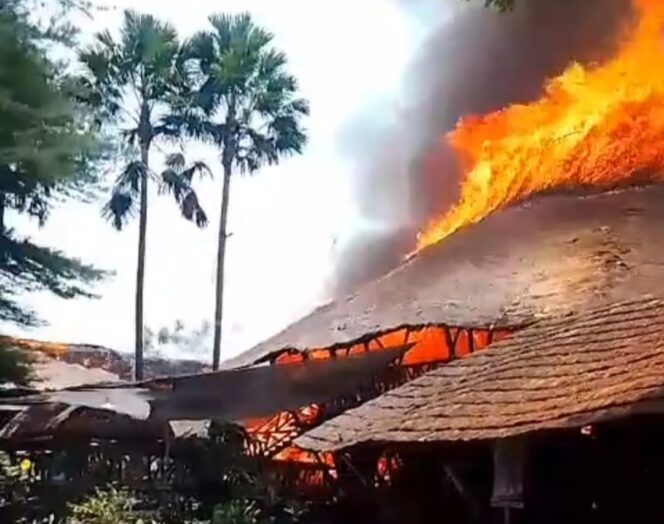 
Cafe di Pandaan Terbakar