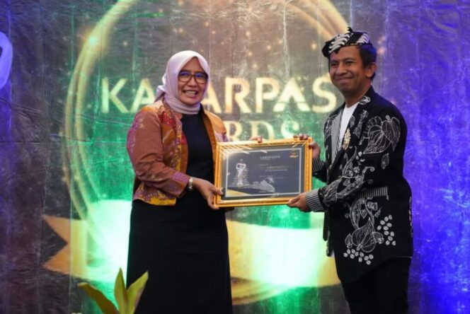 
Wakil Ketua DPRD Jatim Hj. Anik Maslacah Raih Anugerah Kabarpas Awards ‘Politisi Perempuan Populer’