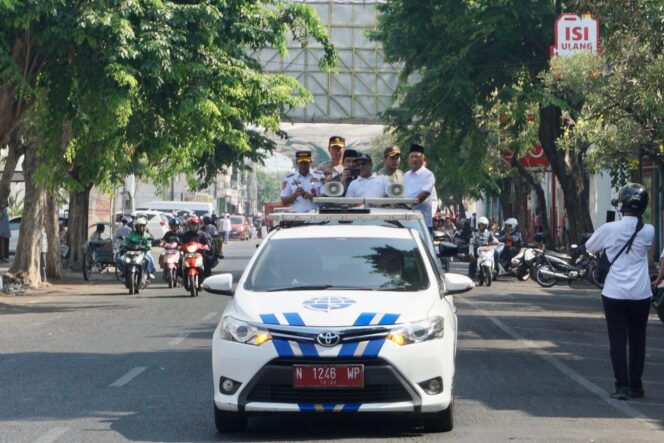 
Naik Mobil Bak Terbuka Keliling Kota, Gus Ipul Woro-woro Penertiban Parkir dan PKL