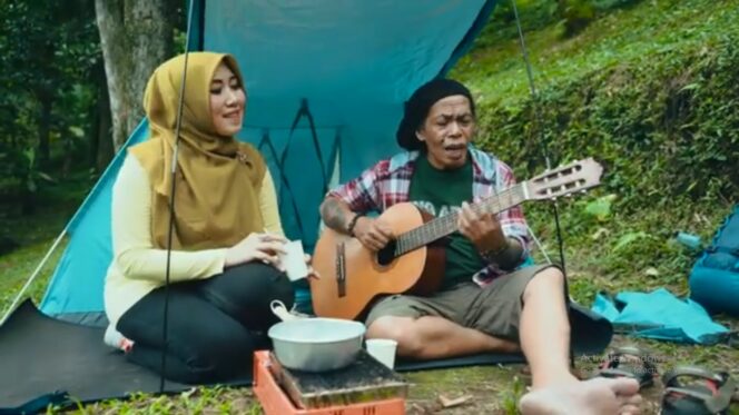
Terinspirasi Sedekah Oksigen Khofifah, Lagu Lestari Dinyanyikan Cak Sodiq Dibintangi Ning Lia Istifhama