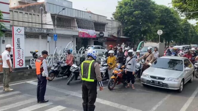 
Peringati Hari Pahlawan, Masyarakat Kota Pasuruan Diimbau Sejenak Menghentikan Aktifitasnya