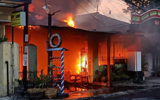 
Rumah Penjual Bensin Eceran di Pasuruan Ludes Terbakar