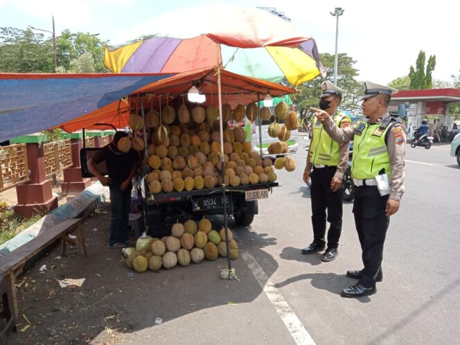 
Nekat Berjualan di Zona Larangan Parkir, Sejumlah Pedagang Durian di Masjid Cheng Hoo Ditertibkan