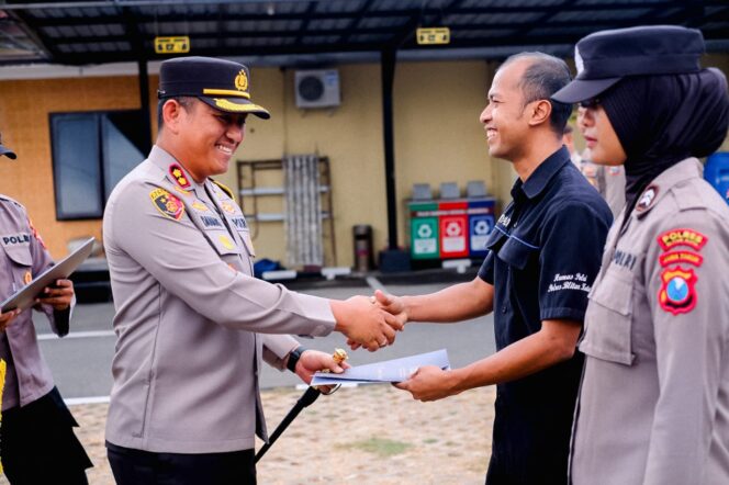 
Polres Blitar Kota Gelar Apel Bersama dan Berikan Penghargaan kepada 32 Personel