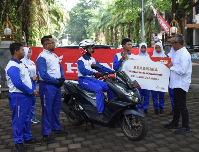 
Yayasan AHM Berikan Beasiswa untuk Future Leader