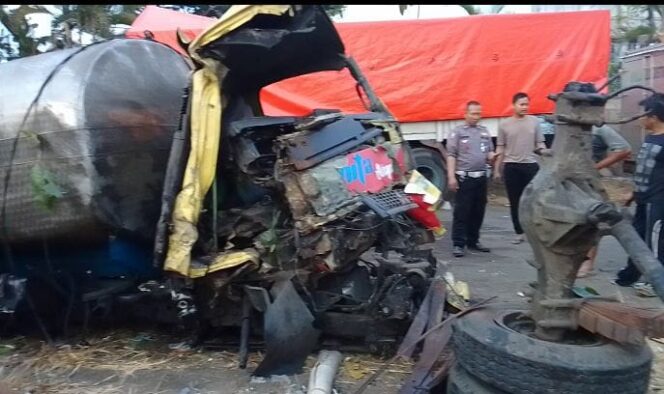 
Truk Tangki Sasak Pemotor di Pasuruan, Dua Tewas