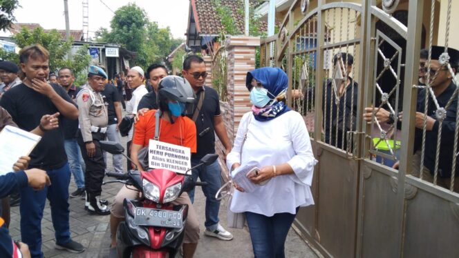 
Polisi Gelar Rekonstruksi Pembunuhan Sadis Randupitu Pasuruan, Ada 52 Adegan Diperagakan