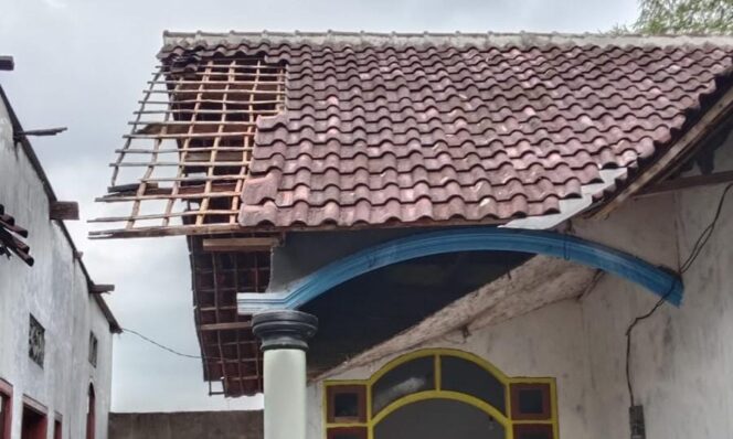 
Disapu Puting Beliung, 7 Rumah Warga di Pandaan Rusak