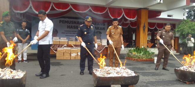 
Pemkab Trenggalek Bersama KPPBC Blitar Musnahkan Rokok Ilegal