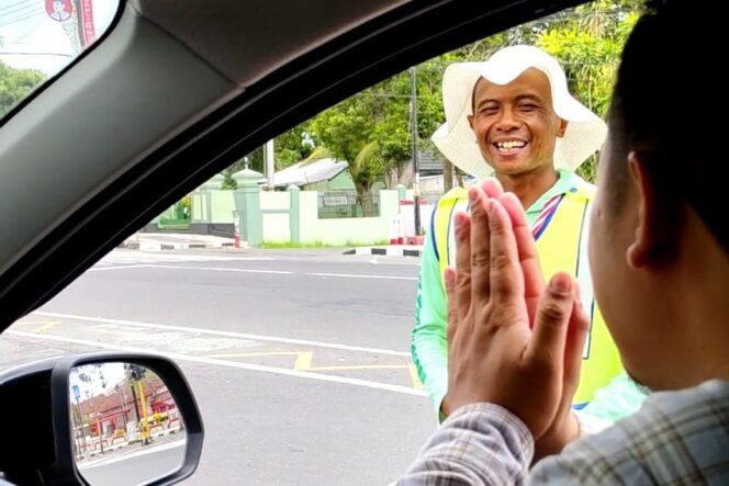 
Jumat Berkah, Mbok Singgah Berbagi Nasi Kotak Kepada Tukang Becak dan Pak Ogah