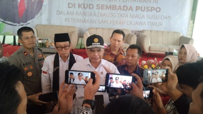 
Wamentan Harap Peternak di Pasuruan Libatkan KUD untuk Tingkatkan Populasi Sapi Perah