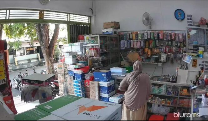 
Emak-emak Terekam CCTV Gondol HP di Tempat Fotocopian
