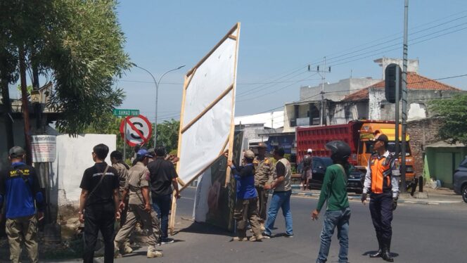 
Puluhan APK di Jalan Protokol Kota Pasuruan Dicopot