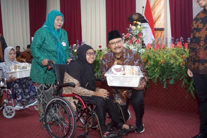 
Peringatan Hari Ibu, Gus Ipul Apresiasi Peran Penting Perempuan dalam Pembangunan