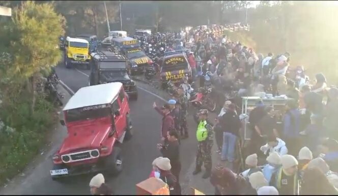 
Urai Kemacetan, Polisi Rekayasa Lalin di Jalur Wisata Bromo