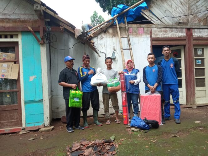 
Dinsos Probolinggo Salurkan Bansos Bagi Korban Terdampak Pohon Roboh