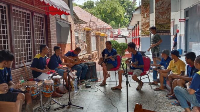 
Salurkan Kreatifitas, Warga Binaan Lapas Kelas II B Kota Pasuruan Bentuk Grup Band