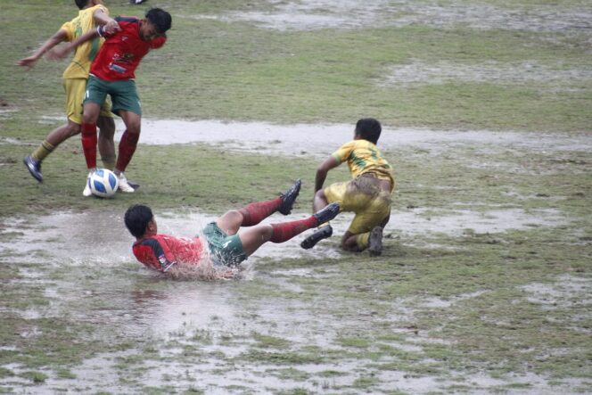 
Main di Bawah Guyuran Hujan, Persiga Trenggalek Ditahan Imbang Perseta 1970 Tulungagung 0-0