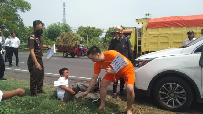 
Rekonstruksi Pembunuhan di Jalur Pantura Pasuruan, Korban Dibacok 6 Kali