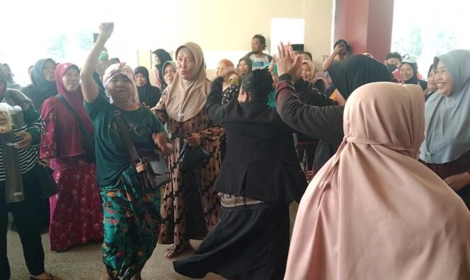 
Puluhan Pedagang di Pasar Kebonagung Demo Kantor Pemkot Pasuruan