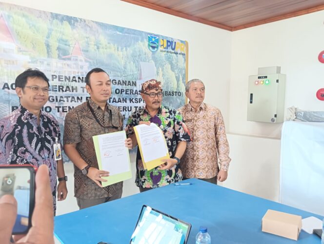 
Pemkab Probolinggo dan Kementerian PUPR Teken BASTO Kegiatan ITDP Komponen 2 Cipta Karya