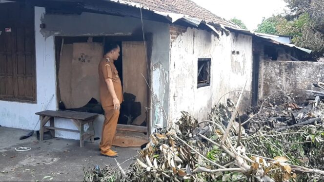 
Kades Gempol Minta Pemkab Pasuruan Beri Bantuan RTLH ke Warga Korban Kebakaran