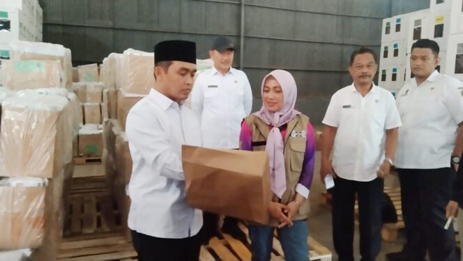 
Wawali Mas Adi Tinjau Proses Setting Logistik Pemilu 2024