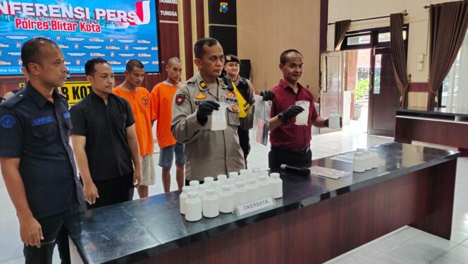 
Berdalih Faktor Ekonomi, Penjual Baju di Blitar Nyambi Edarkan Pil Dobel L