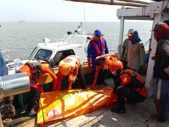 
Breaking News! Nelayan Pasuruan yang Terjatuh ke Laut Ditemukan Meninggal