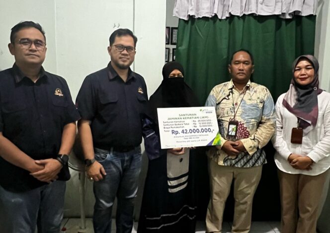 
BPJS Ketenagakerjaan Pasuruan Serahkan Santunan Rp 42 Juta kepada Mitra SRC 