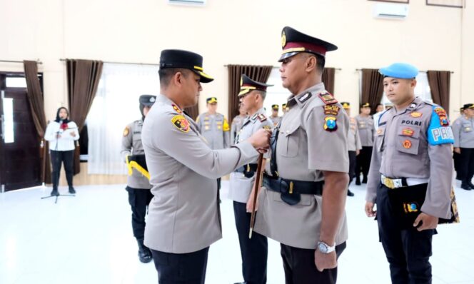 
Sertijab Kapolsek Srengat, Kapolres Blitar Kota Ajak Anggota Tetap Bekerja Profesional