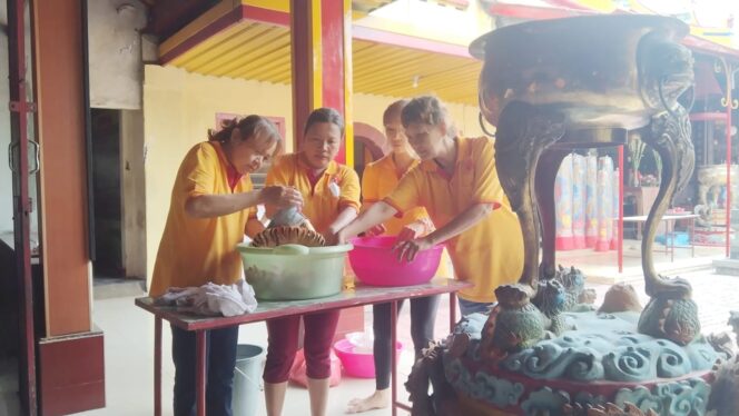 
Jelang Tahun Baru Imlek 2475, Umat Tionghoa Pasuruan Mandikan Patung Dewa