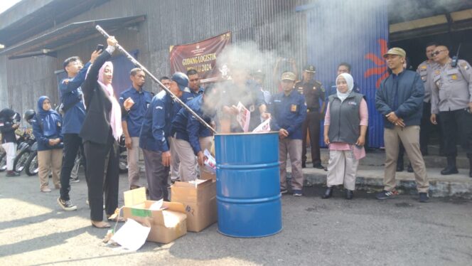 
Mas Adi Pantau Pemusnahan Ratusan Kotak Suara Sisa dan Rusak
