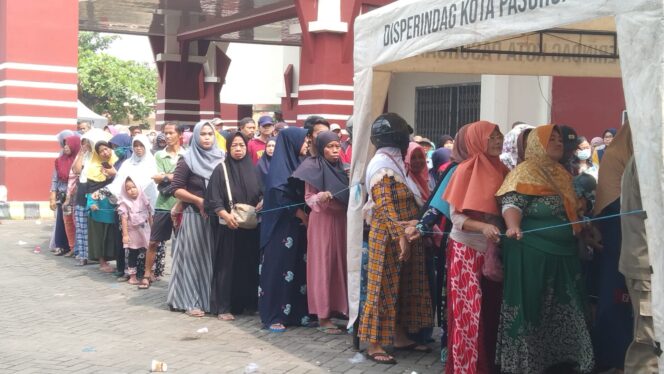 
Antrean Panjang Warga di Pasuruan Demi Berebut Beras Murah