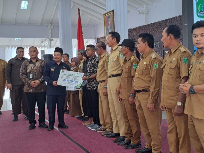 
BPJS Ketenagakerjaan Serahkan Manfaat Program Rp 42 Juta Kepada Ahli Waris Aparatur Desa di Pasuruan