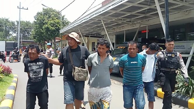 
Polisi Grebek Kampung Narkoba di Pasuruan, 6 Orang Diamankan Salah Satunya Wanita