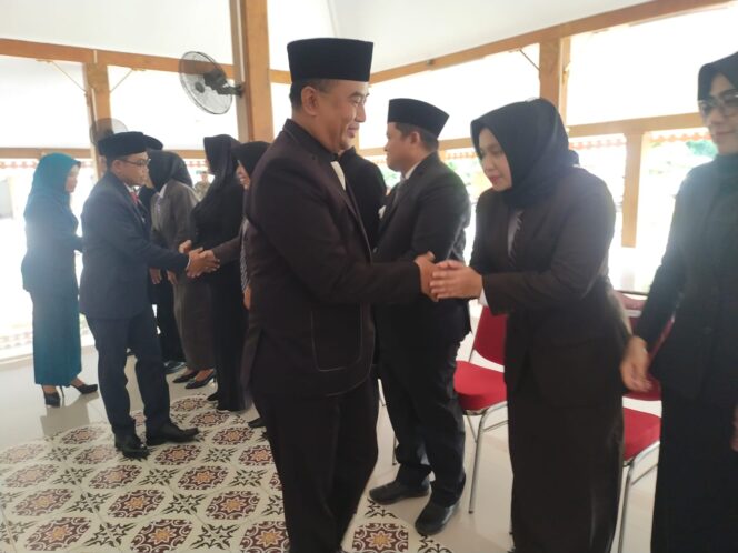 
Ini Pesan Pj Bupati Ugas Saat Lantik 14 Pejabat Eselon III