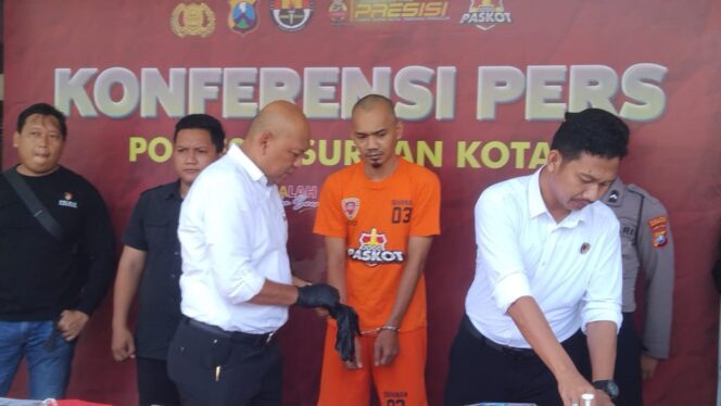 
Berdalih Tak Punya Uang, Pria Ini Nekat Coba Rampok Indomaret di Pasuruan