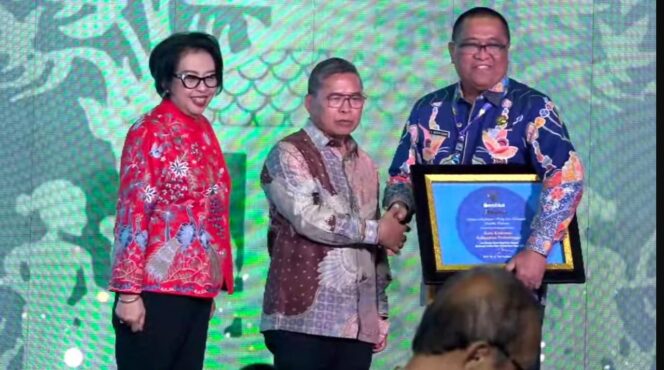 
Kota Kraksaan Raih Penghargaan Sertifikat Adipura