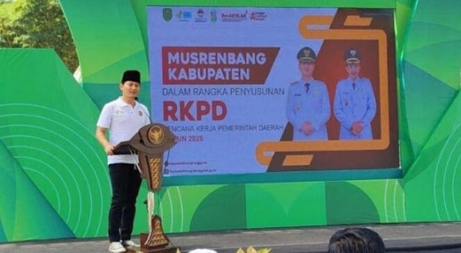 
Bupati Trenggalek Mas Ipin : Arah Pembangunan Kabupaten Trenggalek 2025 adalah Ekonomi Lestari