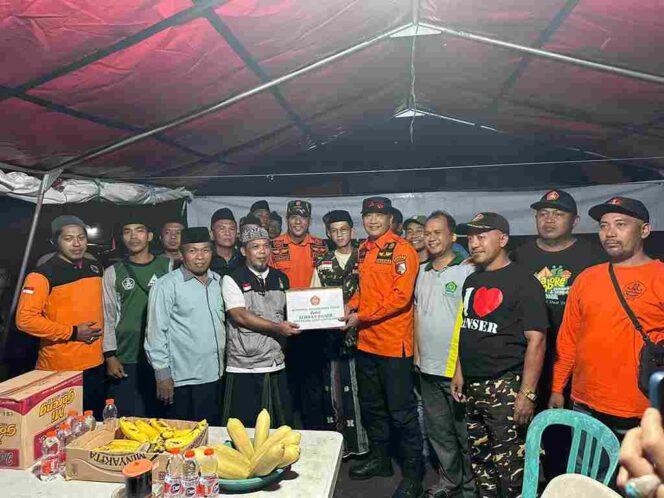 
Gus Irsyad Turun Langsung Berikan Bantuan Korban Banjir Pasuruan