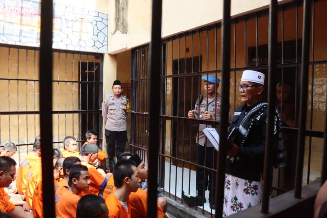 
Berkenalan dengan Polisi Ustadz, Anggota Polres Probolinggo yang Beri Tausiyah Tahanan Selama Ramadan