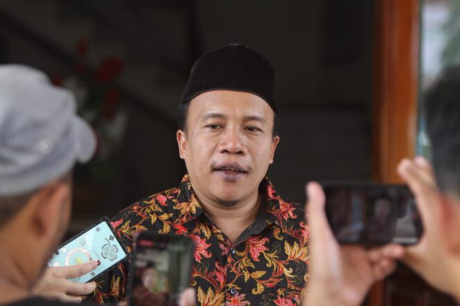 
Waket DPRD Trenggalek Doding Rahmadi : Tiga Ruas Jalan Diperbaiki Tahun Ini