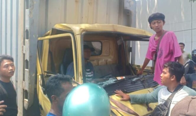 
4 Kendaraan Terlibat Laka Beruntun di Pasuruan, Seorang Sopir Truk Terjepit