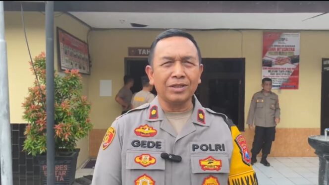 
Peduli Sesama, Polres Blitar Kota Salurkan Bantuan Kepada Korban Banjir di Jawa Tengah
