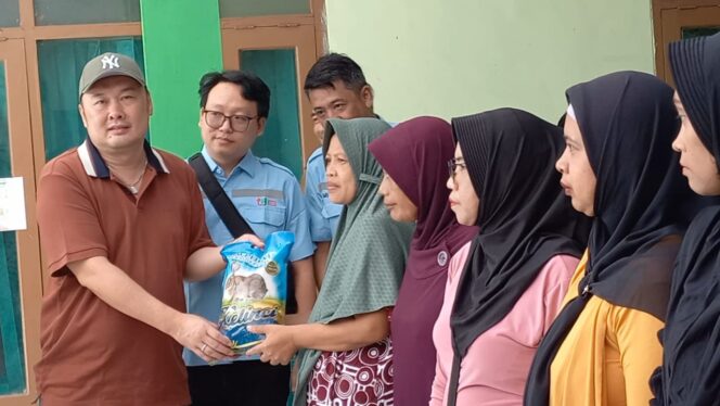 
PT BJB Probolinggo Gelontor Ribuan Paket Beras untuk Warga