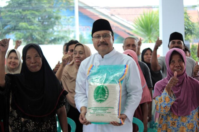 
Pemkot Pasuruan Serahkan Bantuan Cadangan Pangan kepada Warga Penerima Manfaat