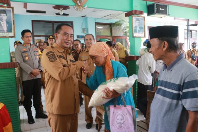 
7.778 Keluarga Penerima Manfaat di Kabupaten Probolinggo Terima Bantuan Cadangan Pangan