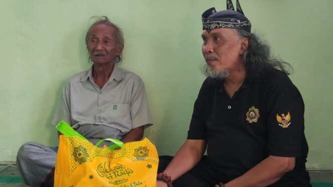 
FPK Jatim Bagikan Paket Sembako untuk Seniman di Pasuruan