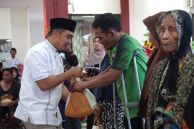 
Bakti Sosial Berbagi Berkah Ramadan, Pemkot Pasuruan Serahkan Paket Sembako